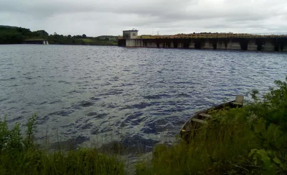 Ao extrapolar limite de armazenamento, barragem do Prata transborda