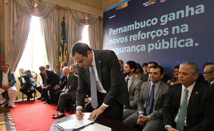 Governador propõe criação de novas delegacias em Pernambuco