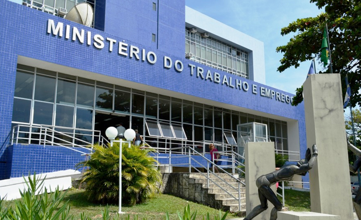 Média de denúncias por falta de pagamento do 13º aumenta 422% em Pernambuco