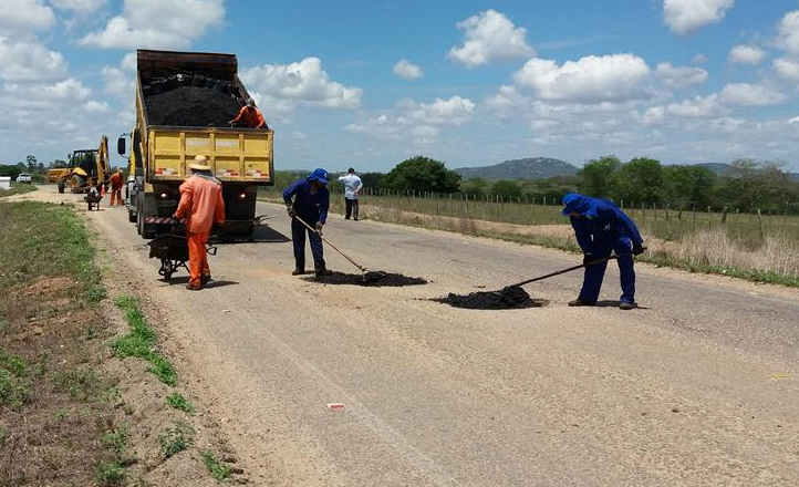 Operação tapa-buracos é realizada em rodovia de Pernambuco