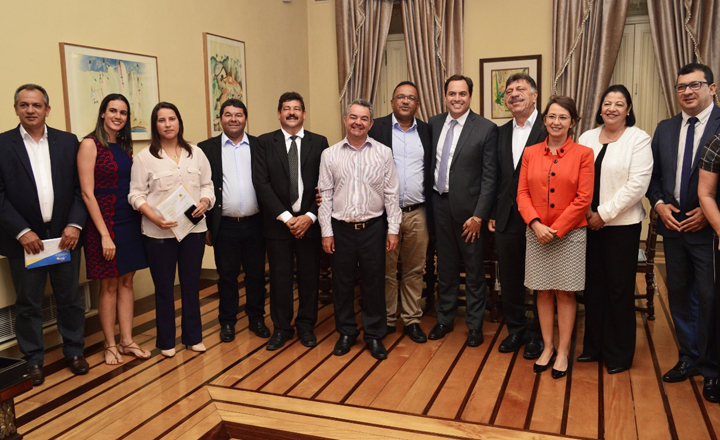 Prefeitos de Pernambuco cobram pagamento de Fundo de Apoio ao Desenvolvimento Municipal