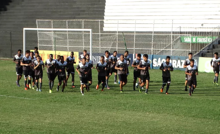 Central realiza treino técnico-tático no estádio Lacerdão