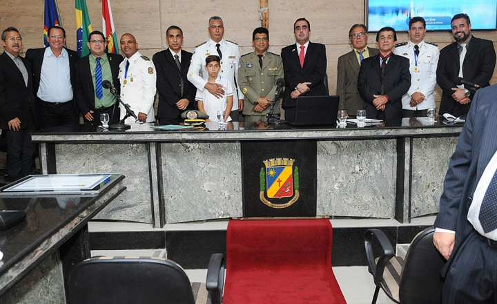 Câmara Municipal de Caruaru homenageia militares em sessão solene