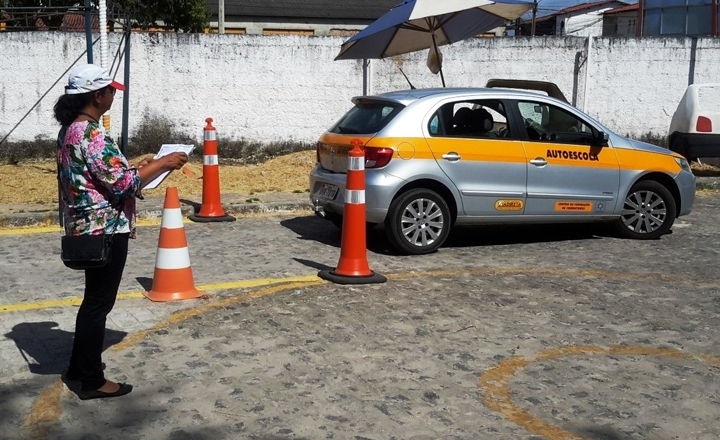 PRF fiscaliza candidatos de provas práticas do Detran em Caruaru