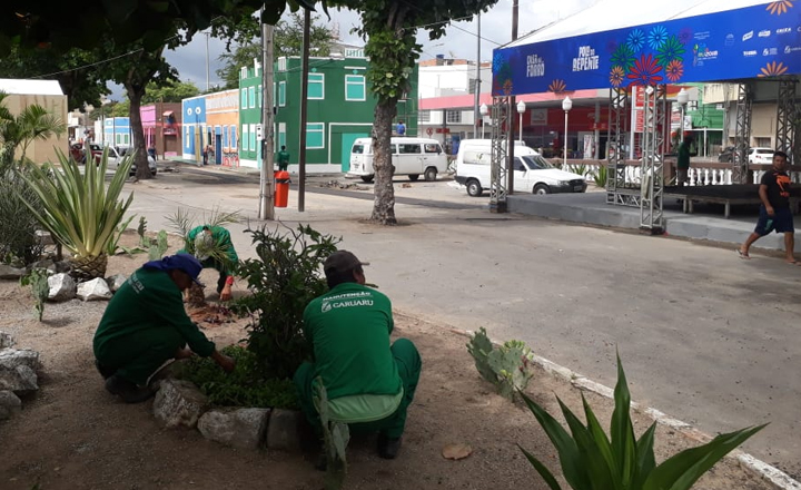 Reeducandos reforçam limpeza de praças para São João em Caruaru