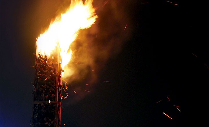 Fogueira Gigante é acesa na véspera de São Pedro em Caruaru
