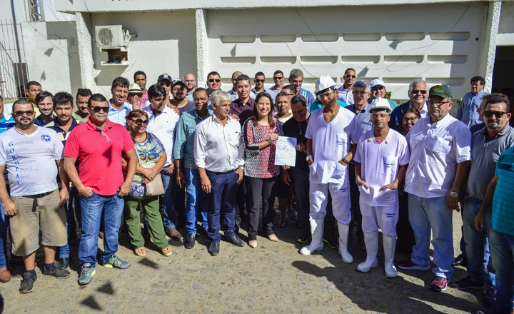 Ordem de serviço para iniciar obras no Matadouro de Caruaru é assinada