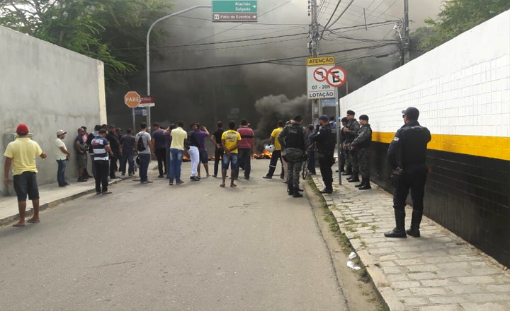 Trabalhadores de Caruaru ocupam sede da Prefeitura