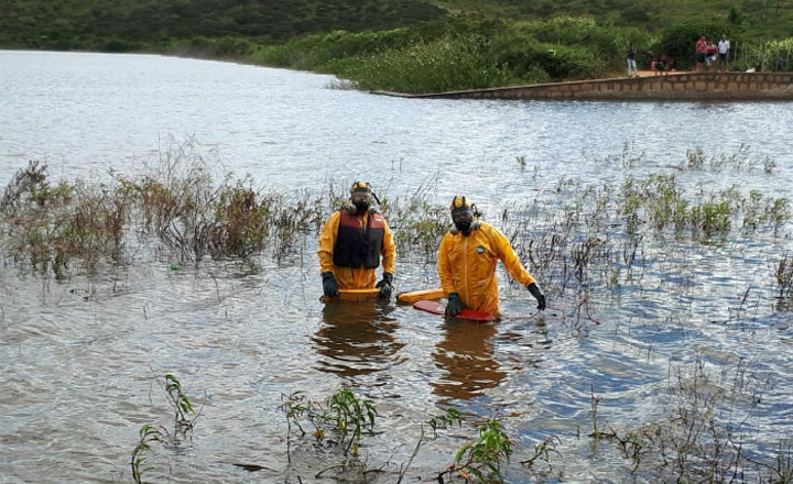 Bombeiros resgatam corpo em barragem em Caruaru