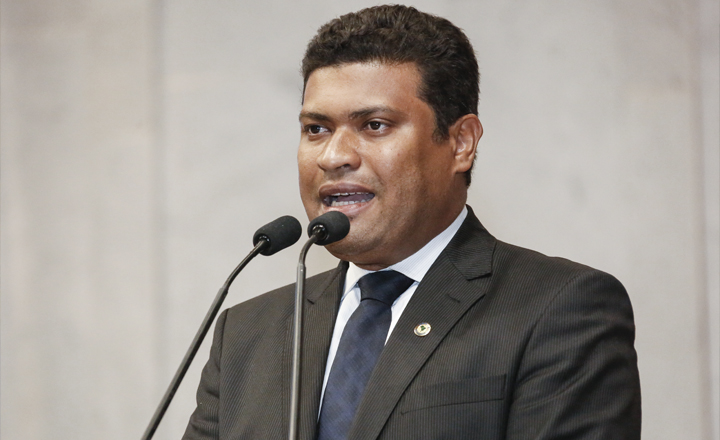 Deputado defende policiais militares que prenderam advogado em Caruaru
