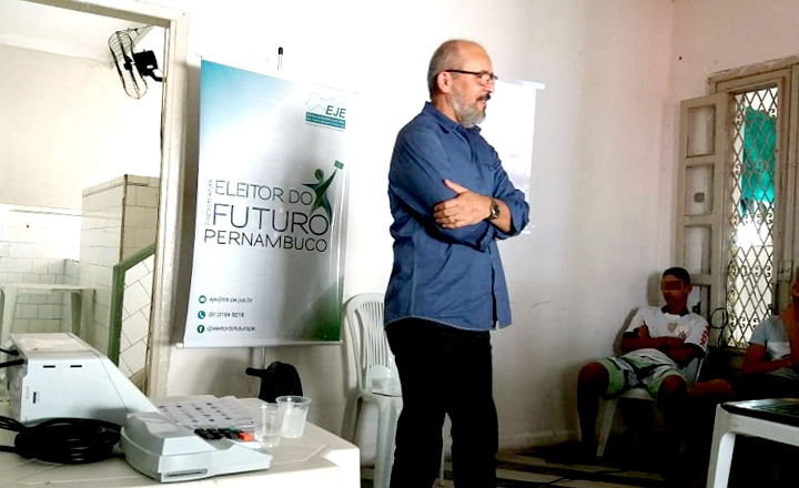 Socioeducandos de Caruaru participam de palestra sobre consciência política