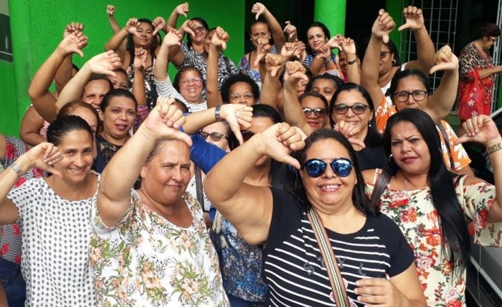 Merendeiras de Pernambuco realizam protesto contra atrasos salariais