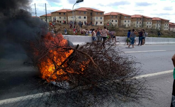 Moradores protestam contra falta de água em Caruaru