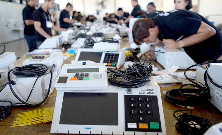 Tribunal Eleitoral inicia transporte de urnas eletrônicas em Pernambuco