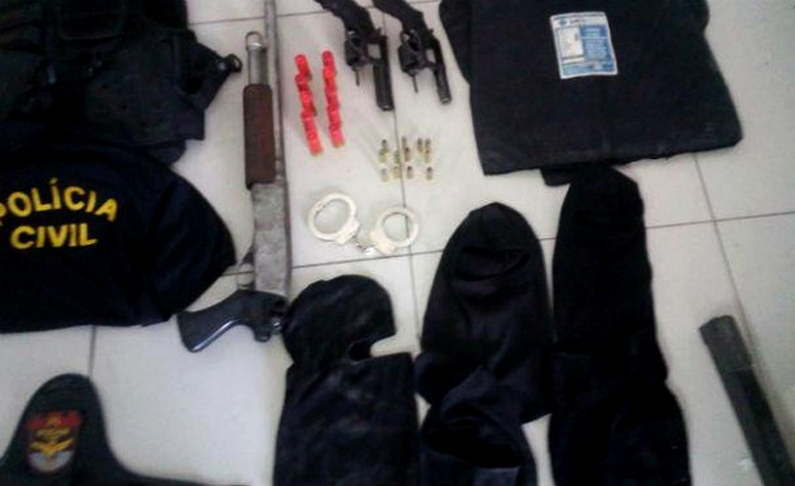 Farda da polícia e acessórios roubados são encontrados em Caruaru