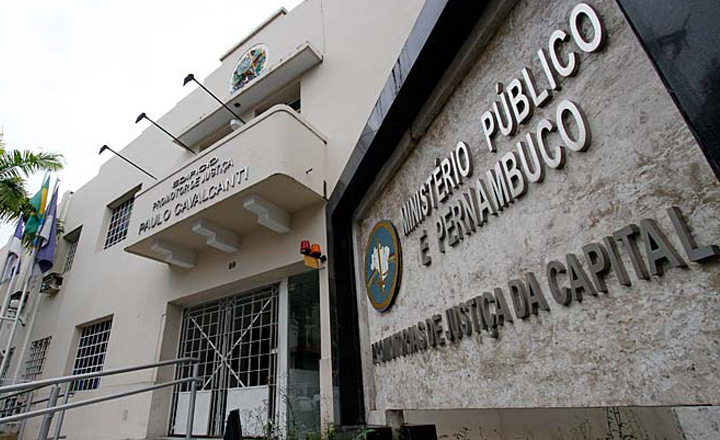 Dupla é presa após realizar assaltos com arma de papelão em Caruaru
