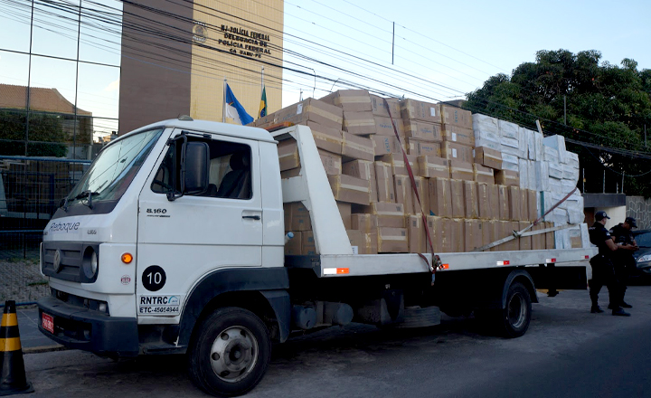 Operação apreende 300 caixas de cigarros contrabandeados em Caruaru