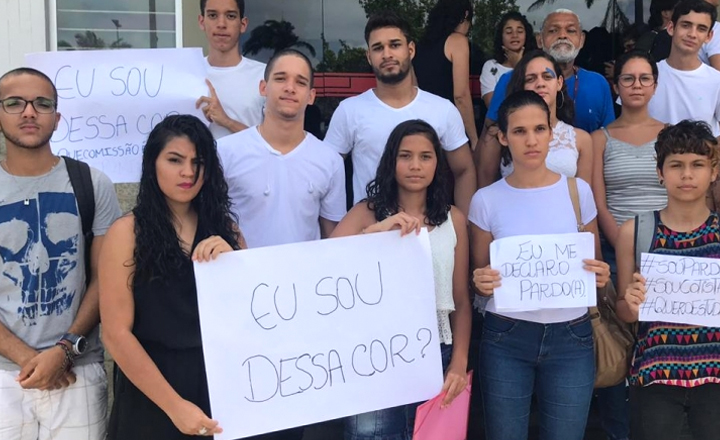 Cotistas reprovados em avaliação racial da Universidade Federal de Pernambuco protestam contra resultado