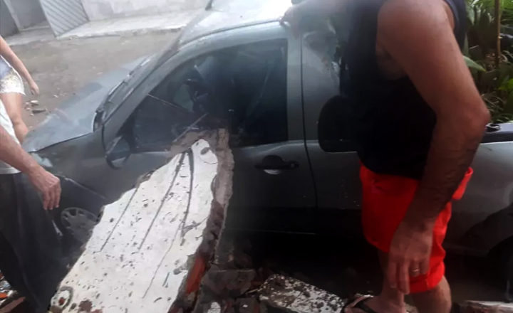 Parte de muro de escola desaba e atinge carros em Caruaru