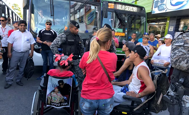 Cadeirantes realizam protesto no centro de Caruaru