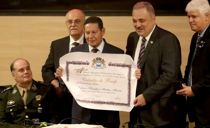 Mourão recebe título de cidadão recifense