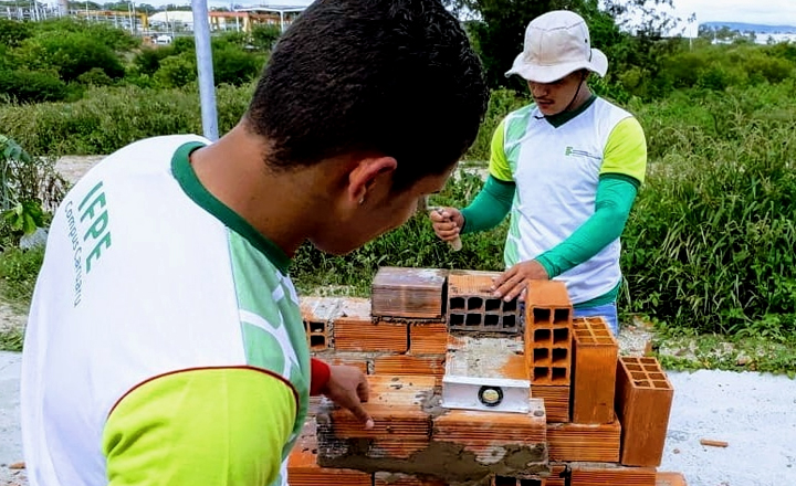 Socioeducandos de Caruaru concluem curso de pedreiro