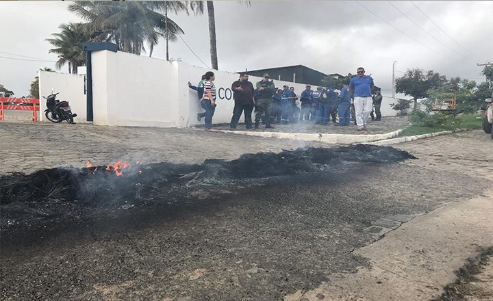 Funcionários terceirizados da Compesa param em Caruaru