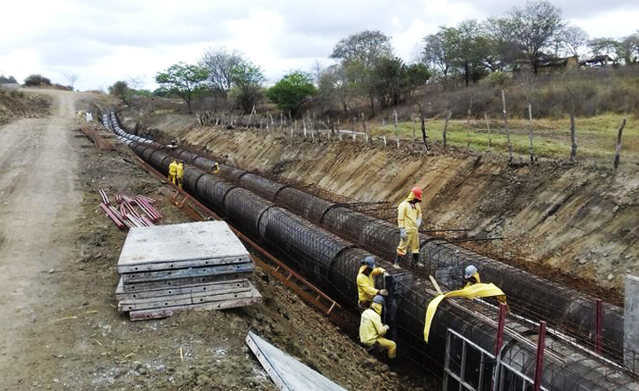 Compesa implanta tubulações em Caruaru