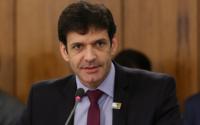 Ministro do Turismo é investigado por candidaturas-laranjas