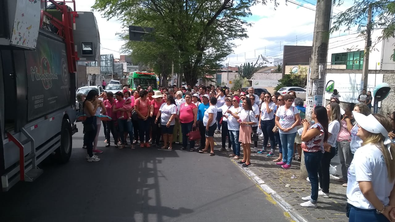 Caminhada pelo diagnóstico precoce do câncer de mama é realizada em Caruaru