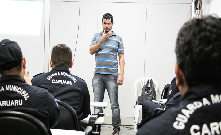 Servidores públicos de Caruaru recebem aula de libras