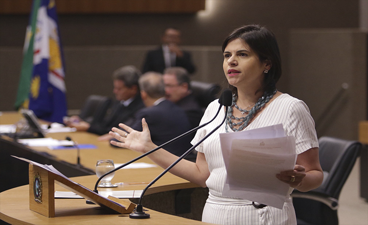 Deputada aponta irregularidades em uso de empréstimo pelo Governo do Estado
