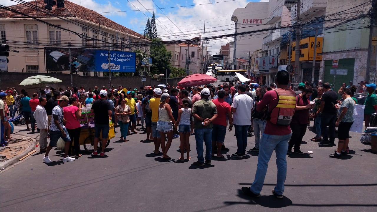 Ambulantes realizam protesto no centro de Caruaru