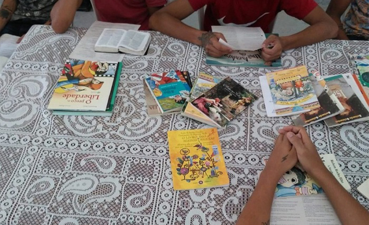Projeto na Funase Caruaru ensina leitura para socioeducandos