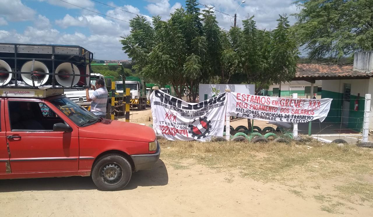 Coletores de lixo entram em greve por falta de pagamento em Caruaru