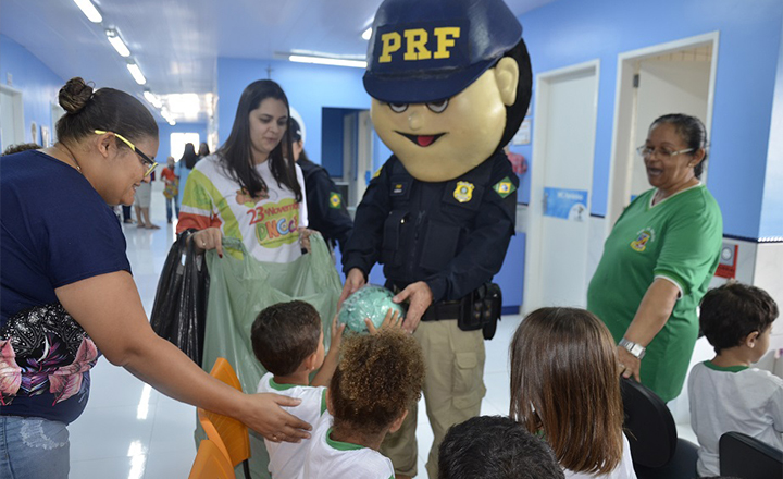 PRF realiza ação solidária para crianças com câncer em Caruaru