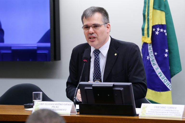 Comissão aprova projeto que reforça banco genético de dados policiais