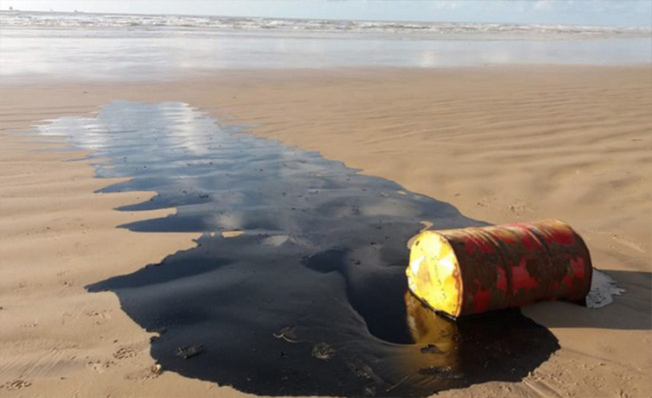 Mais de quatro mil toneladas de óleo já foram retiradas de praias do Nordeste
