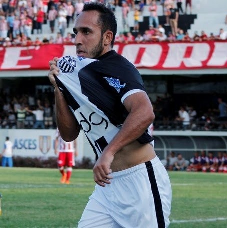 Atacante Leandro Costa volta para o Central