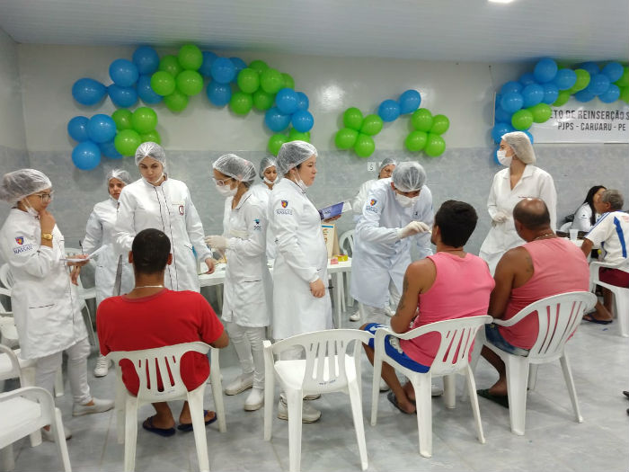 Serviços para detentos que não recebem visitas foram realizados em Penitenciária de Caruaru