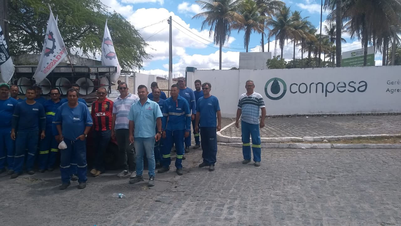 Funcionários terceirizados da Compesa protestam em Caruaru