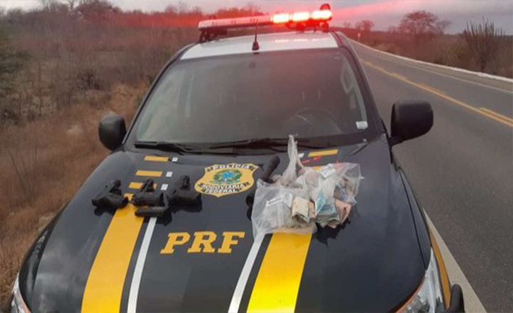 Na Paraíba, PRF apreende armas de brinquedo e R$ 5 mil roubados em Caruaru