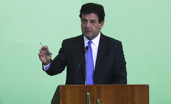 Ministro da Saúde confirma primeira suspeita de coronavírus no Brasil