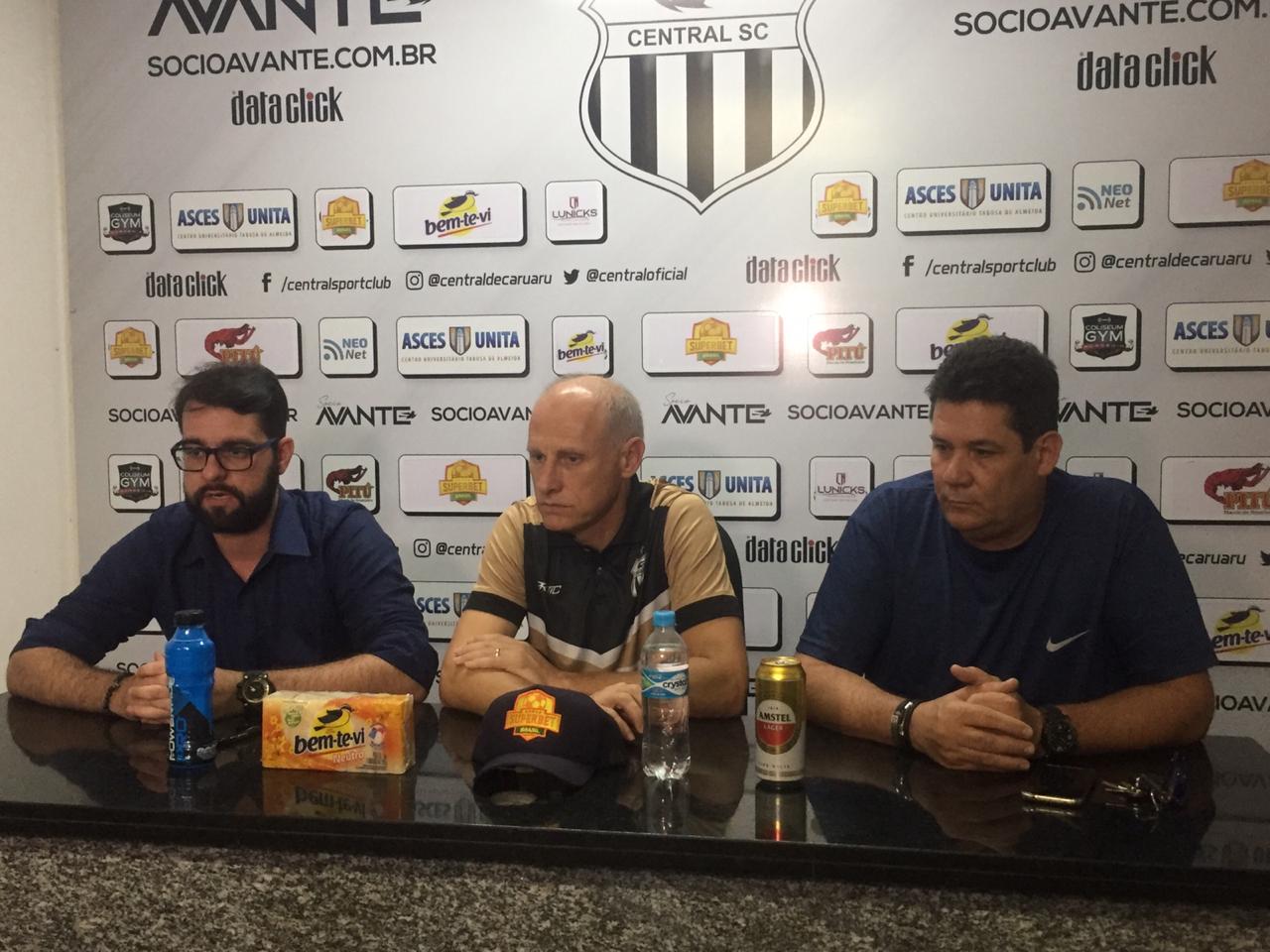 Mirando conquistas, Sílvio Criciúma é apresentado como novo técnico do Central