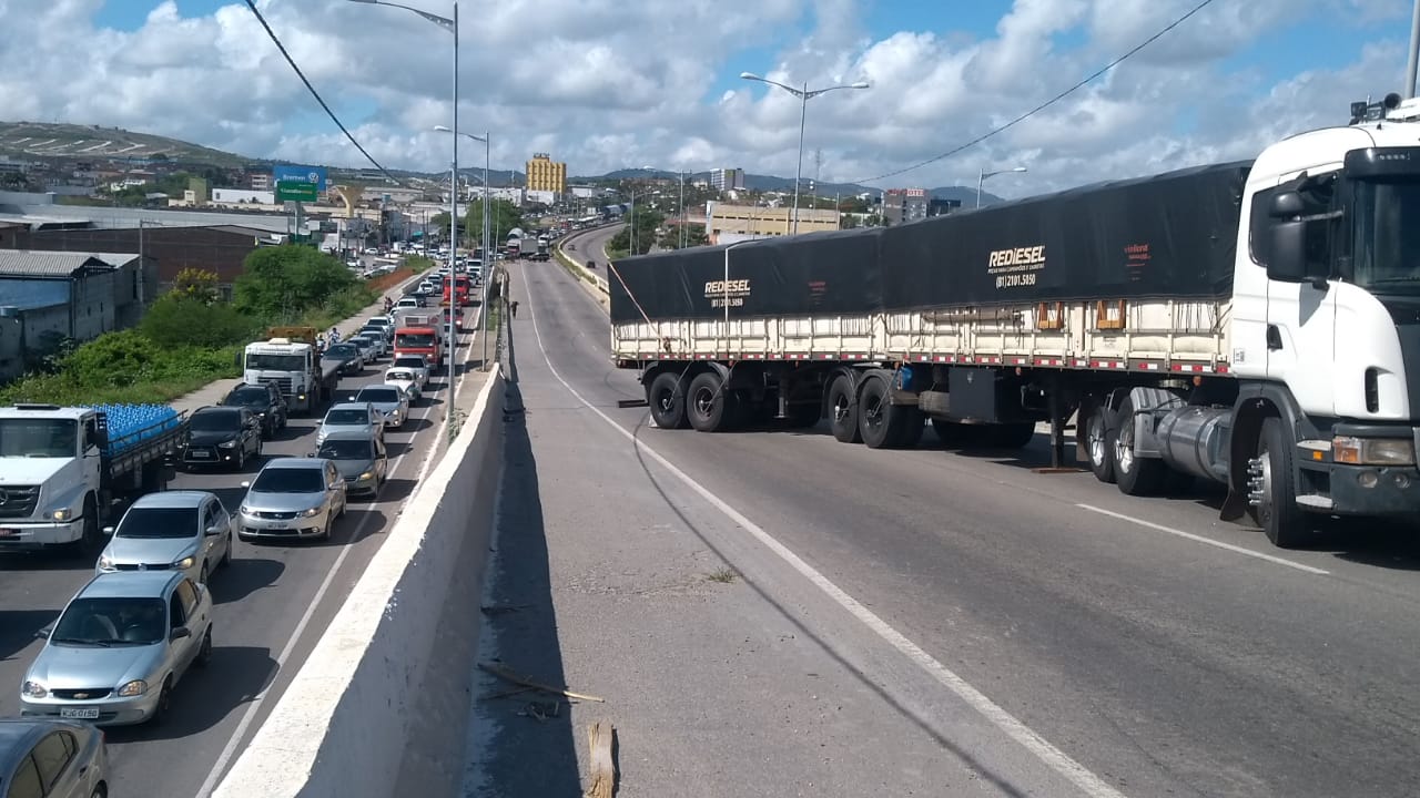Caminhão quebrado causa congestionamento na BR-104, em Caruaru