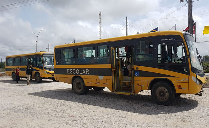 PRF apreende ônibus escolares de Passira na BR-104, em Caruaru