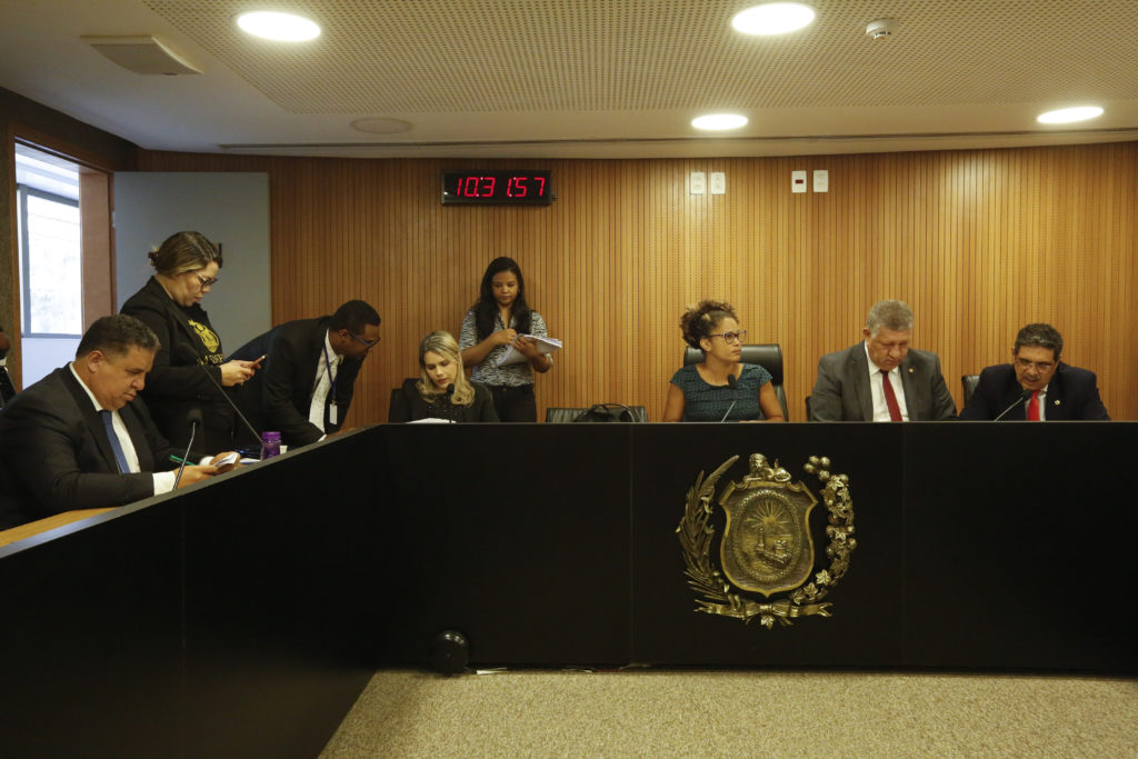 Alepe veta cobranças por uso da tornozeleira eletrônica