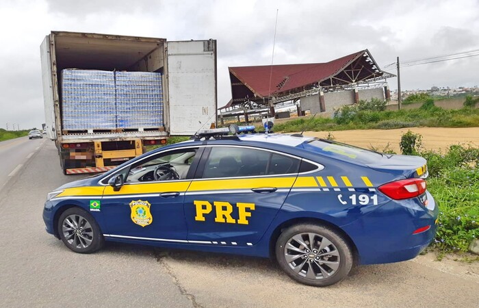 Carga com 110 mil latas de cerveja é retida na BR-423, em Garanhuns