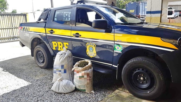 Quatro pessoas são detidas com 28 Kg de maconha na BR-232, em Caruaru