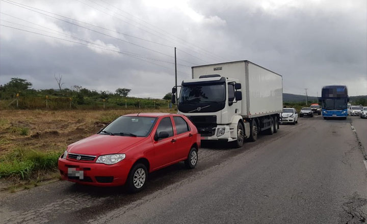 Engavetamento deixa duas pessoas feridas na BR-232, em Caruaru